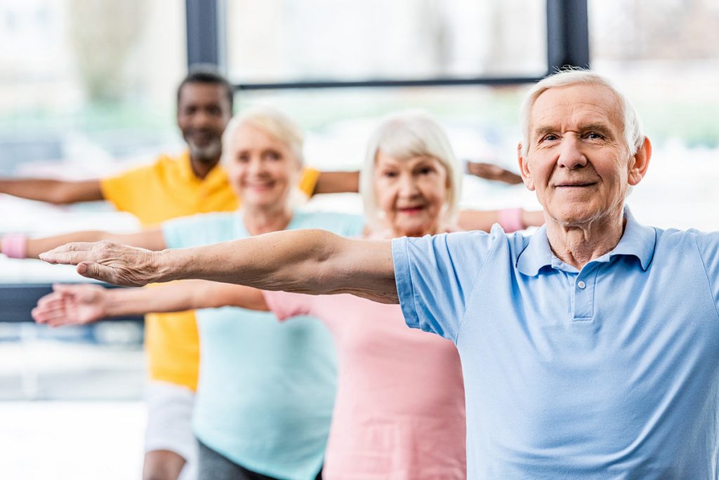 Adultos mayores felices haciendo ejercicio